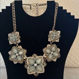Chic Floral Necklace with Silver and Blue Hues